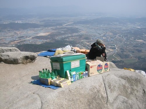 在韩国山顶卖食物