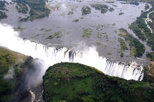 维多利亚瀑布位于津巴布韦和赞比亚边境