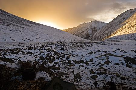 西藏山上的日出。