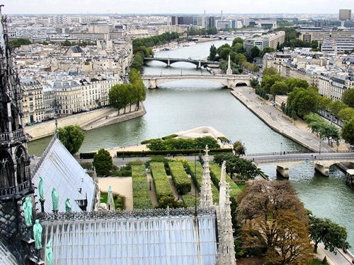 巴黎圣母院的塞纳河“width=