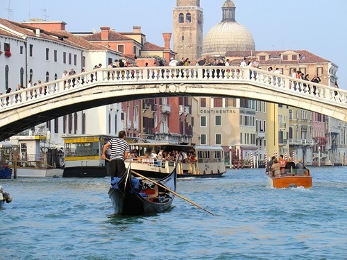 威尼斯运河“width=