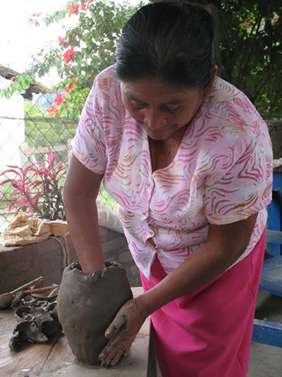 在洪都拉斯制作陶器