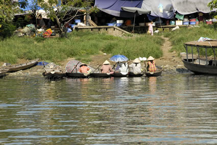 香水河在东坝市场，顺化，越南