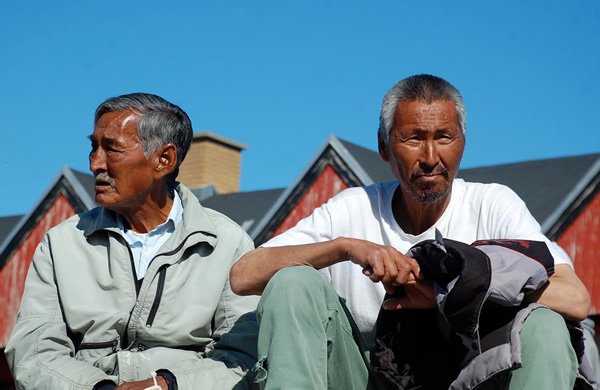 当地男子在格陵兰岛的一个渔村休息