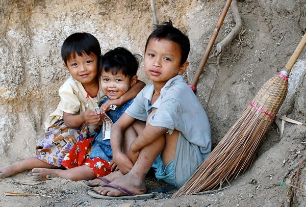 缅甸一个村庄里的孩子们