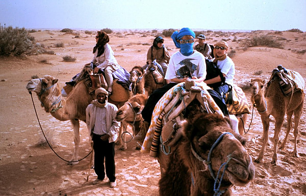 晚上在撒哈拉沙漠之后的家庭和孩子