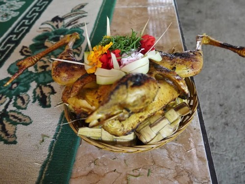 在巴厘岛供奉给神灵的鸡