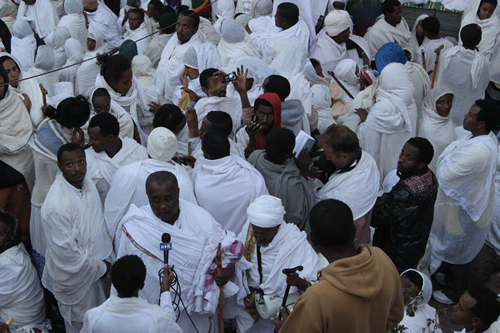 埃塞俄比亚拉利贝拉举行仪式时的人群场景