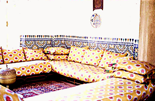 传统的沙发和靠垫
