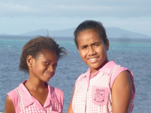斐济女孩在上学的路上