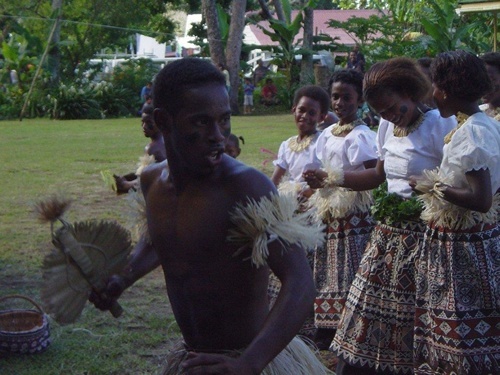 斐济人准备舞蹈仪式