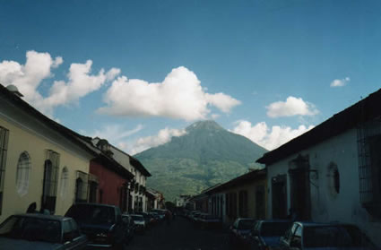 从安提瓜的街道上看火山