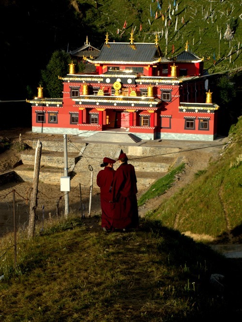 西藏康的佛寺冈巴