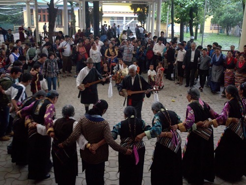 西藏流放在麦克劳德·甘杰（McLeod Ganj）跳舞