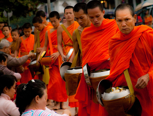 僧侣在仪式上接受黏米的施舍“width=