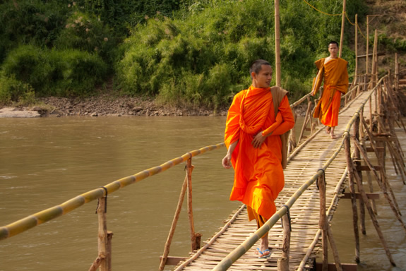 僧侣穿过老挝的桥梁“width=