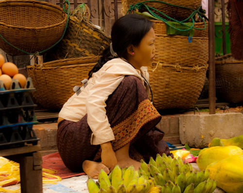 在老挝出售水果的孩子“width=