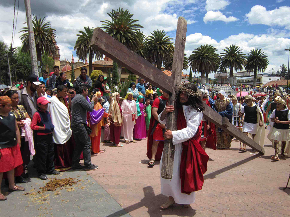 基督在墨西哥的Semana Santa（复活节圣周）上携带十字架