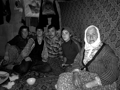 土耳其游牧家庭在他们的帐篷里