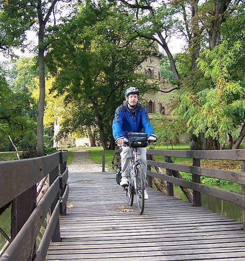 捷克共和国的一个骑自行车的人