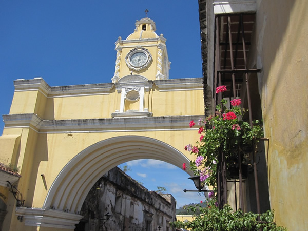 参观美丽的小镇危地马拉的安提瓜镇
