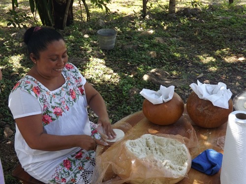 女人在墨西哥做玉米饼