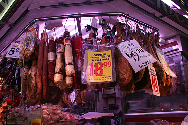 圣卡特琳娜市场的香肠和火腿