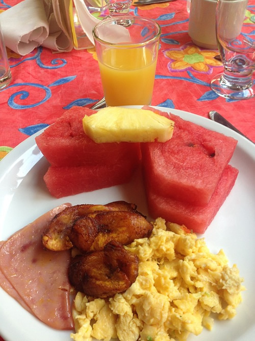哥斯达黎加早餐，有鸡蛋，大蕉和水果