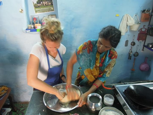 在印度的烹饪学校和Sashi一起叠蔬菜卷