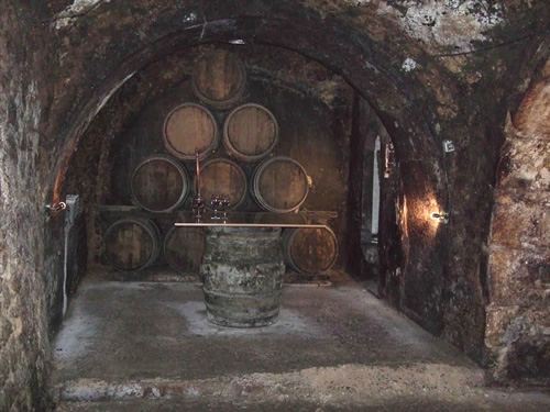 葡萄酒洞穴在酒窖卡洛斯圣佩德罗，拉瓜迪亚，里奥哈