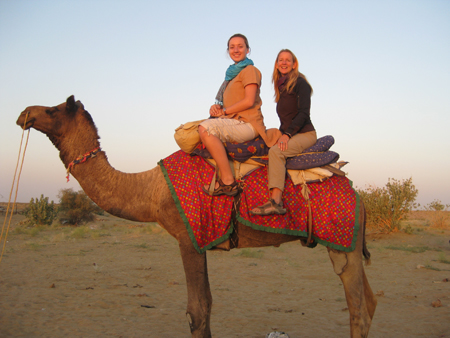 印度骑骆驼的妇女