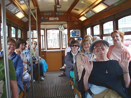 葡萄牙里斯本市骑公车的妇女