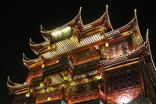 中国一座灯火通明的寺庙