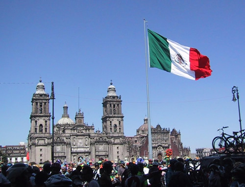 墨西哥城的Zocalo和Flag