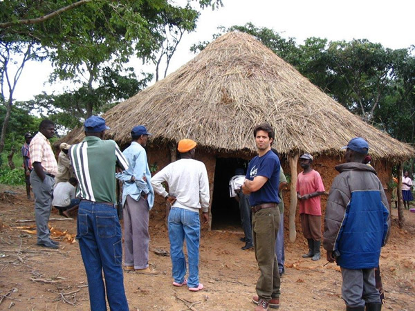 Juan Sheenan正在拜访他在安哥拉天主教救济服务社的农业项目中合作的一户人家