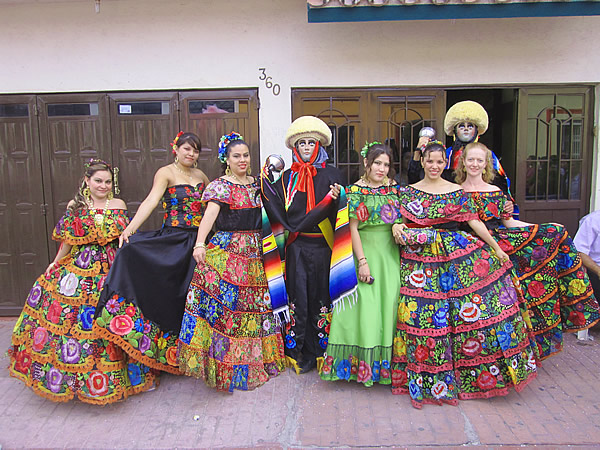 作者在墨西哥恰帕斯穿着戏服