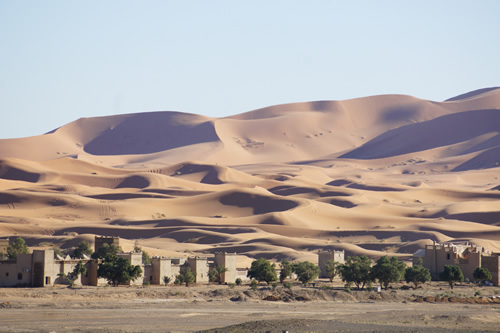 卡斯巴人藏在梅尔祖加的撒哈拉沙漠边缘