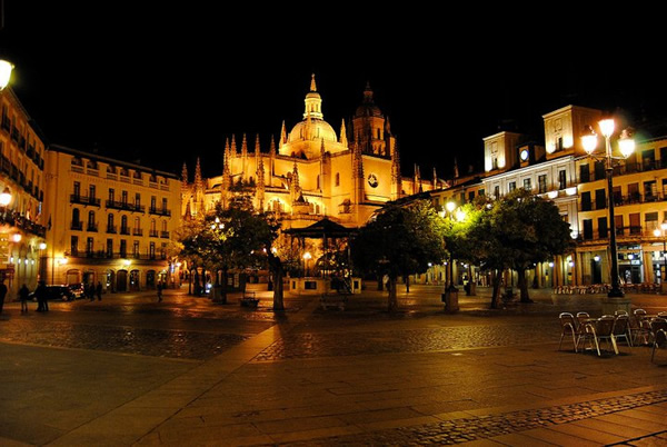 西班牙塞戈维亚的广场——从马德里一日游的机会