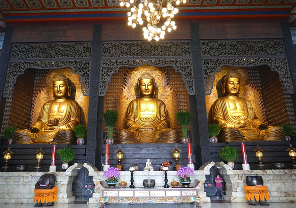 台湾一座寺庙里的三尊佛像