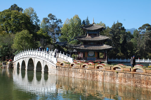 中国公园里的和平桥。