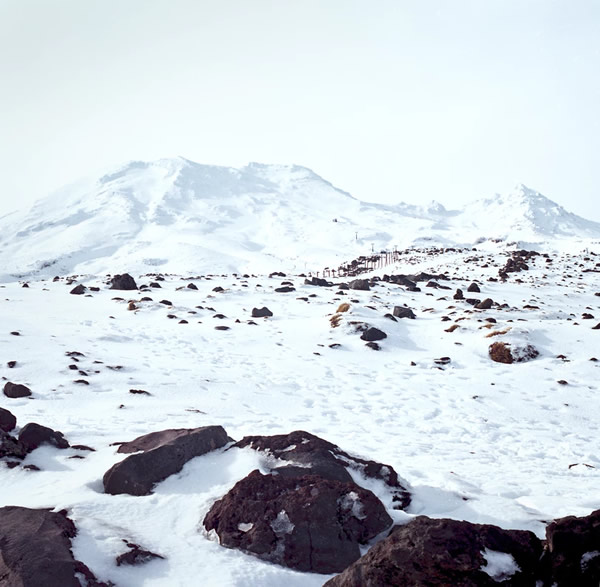 鲁阿佩山（Mount Ruapehu）在新西兰被雪覆盖