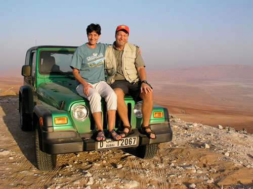国际教师乘坐4x4越野车游览沙丘