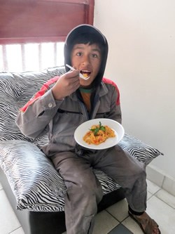 玻利维亚儿童吃午餐
