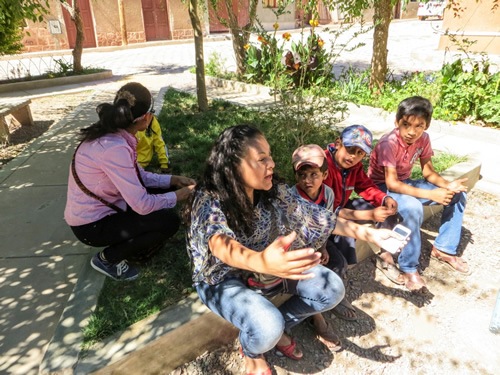 与玻利维亚的农村儿童一起工作的志愿者