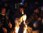 学生在达拉姆萨拉的篝火