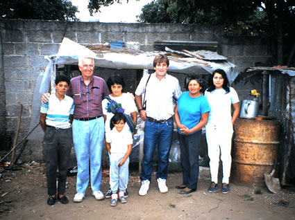 和平队的受训者与危地马拉的寄宿家庭。