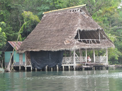 危地马拉的茅草屋顶小屋