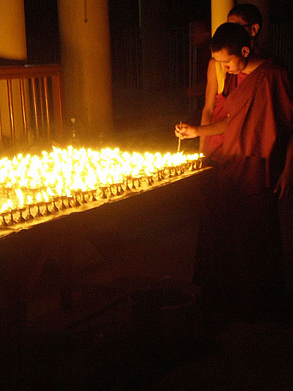 在达赖喇嘛的寺庙点灯