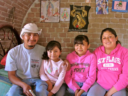 拉米雷斯家族在墨西哥的新家中