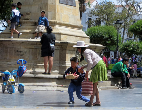 在Sucre的Plaza 25 de Mayo的工作孩子